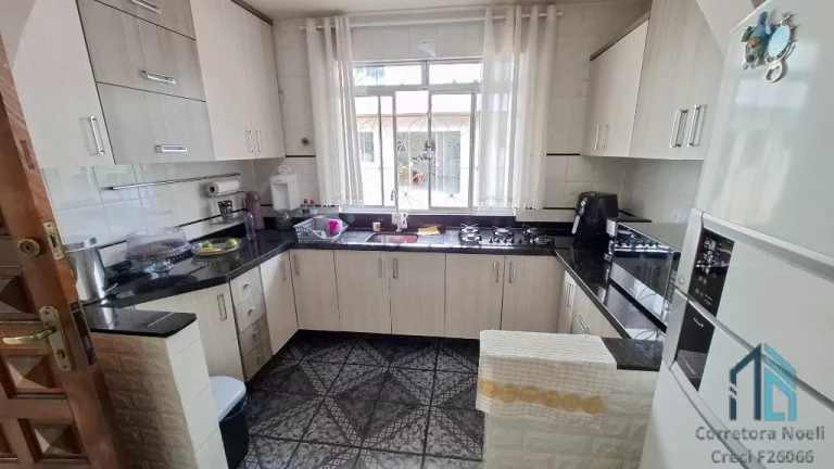 Imagem Casa, terreno com duas casas, 05 quartos c/suíte, área gourmet, no Capão Raso em Curitiba PR