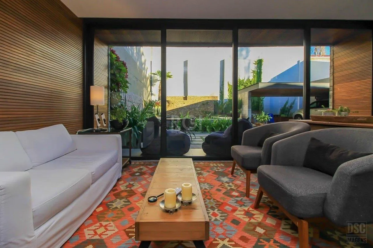 Imagem Casa para Venda - 238m², 3 dormitórios, sendo 3 suites, 6 vagas - Três Figueiras