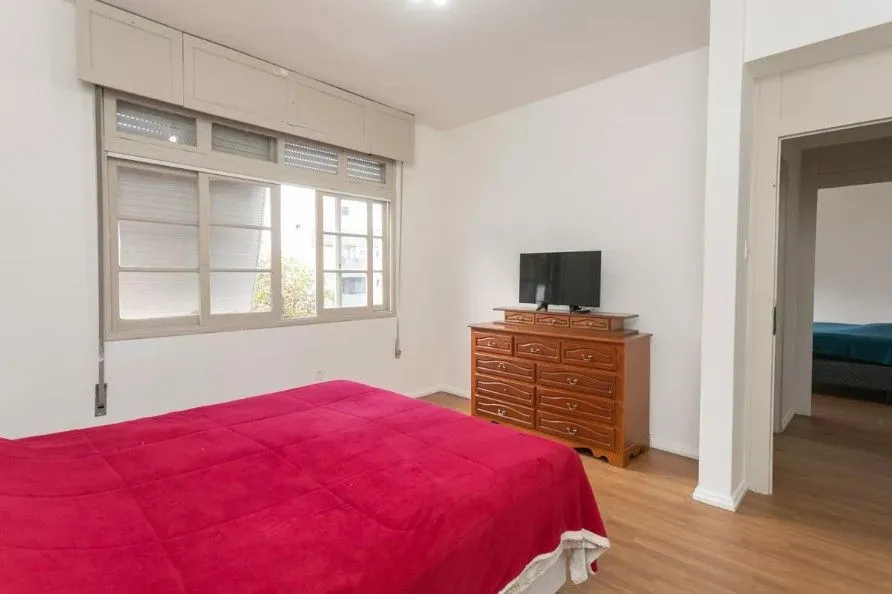 Imagem Amplo apartamento no Bairro Petrópolis com 2 vagas de garagem