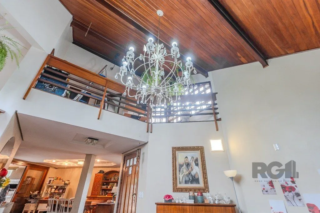 Imagem Casa 400m² - 5 dormitórios, 4 vagas no bairro Vila Jardim