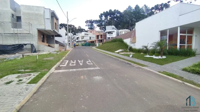 Imagem Sobrado em condomínio, 04 quartos sendo 03 suítes, 04 vagas no Santa Cândida Curitiba Pr