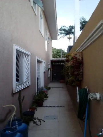Imagem VENDA DE SOBRADO NO JARDIM PLANALTO, EM ARUJÁ/SP, 160m² com 3 suítes, 2 c/ sacada, sala de estar, copa, cozinha e garagem para 2 autos. CONSULTE-NOS.