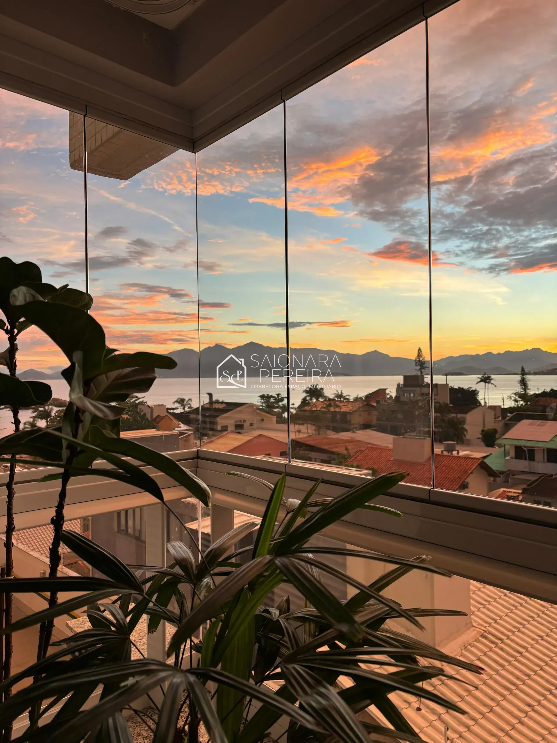 Imagem Apartamento à venda com 3 dormitórios e vista panorâmica no Itaguaçu, Florianópolis