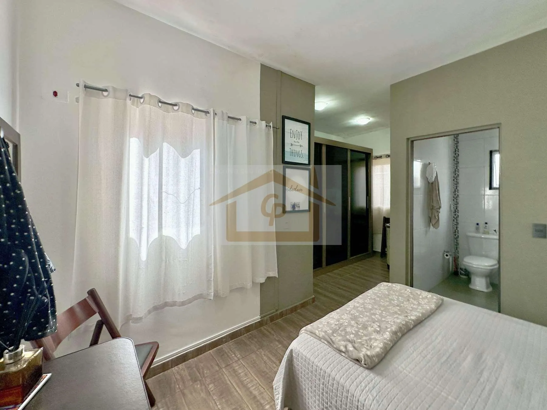 Imagem Casa Térrea, 2 quartos sendo um suíte , condomínio com Clube, 3 vagas