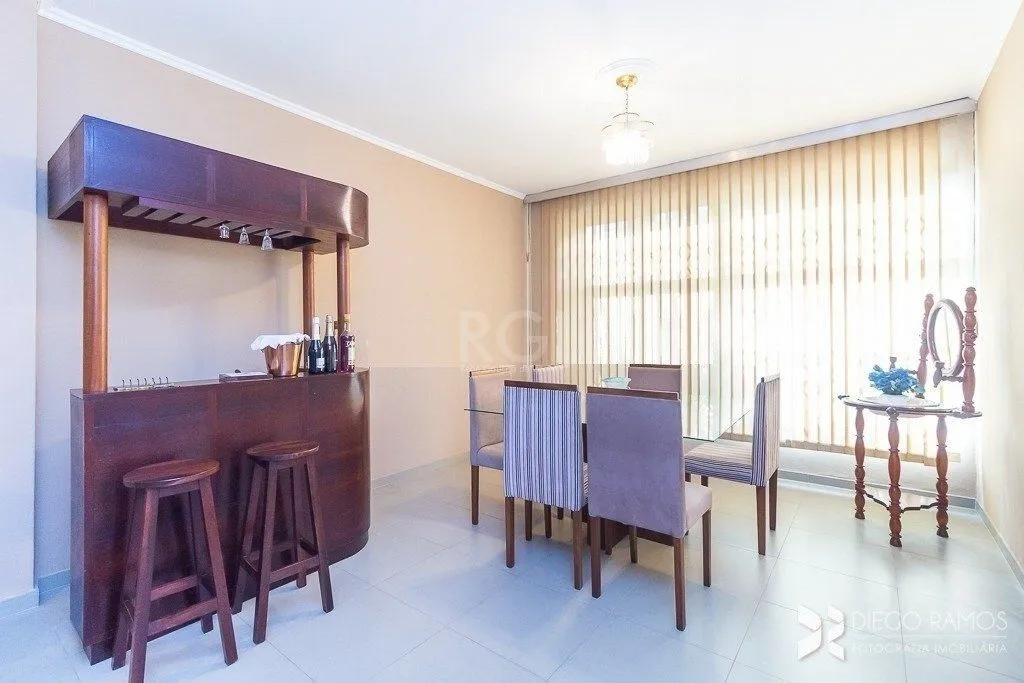 Imagem Casa térrea à venda, com 2 suites, 3 banheiros, edicula, pátio, 2 vagas - Bairro Medianeira