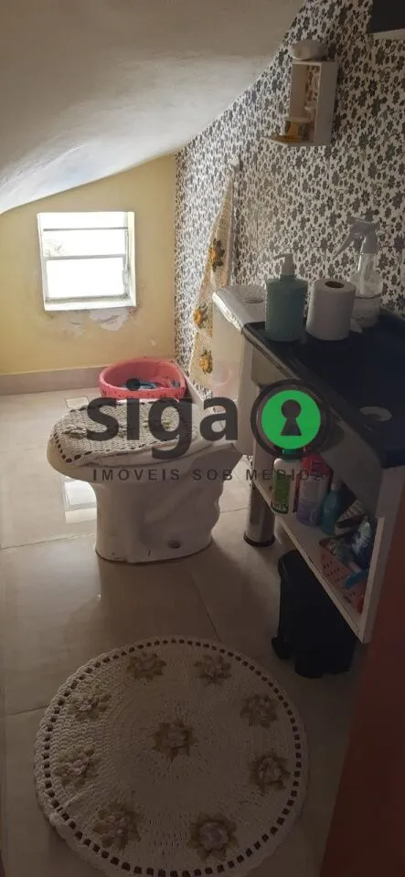 Imagem Sobrado com Quintal Amplo e IPTU Isento em Localização Estratégica.