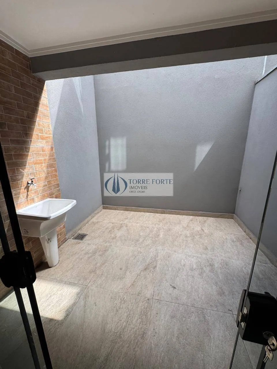 Imagem Lindo sobrado com 2 suites 2 vagas de garagem na Vila Antonieta .