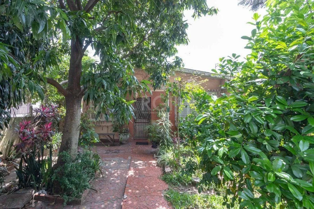 Imagem terreno com 605m², 11m de frente e 55m de frente a fundos.