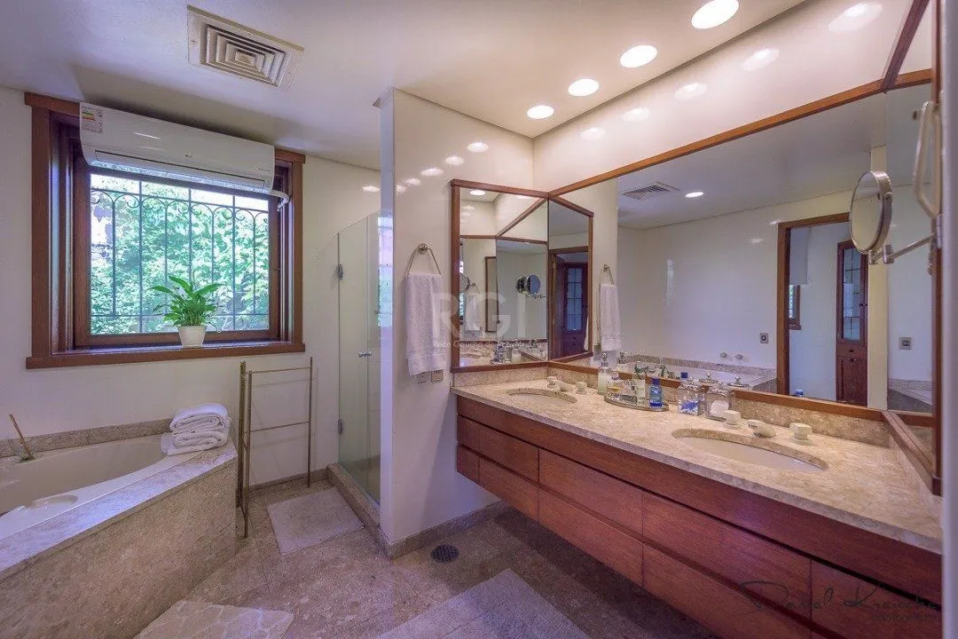 Imagem Casa para Venda - 418m², 5 dormitórios, sendo 1 suites, 6 vagas - Tristeza