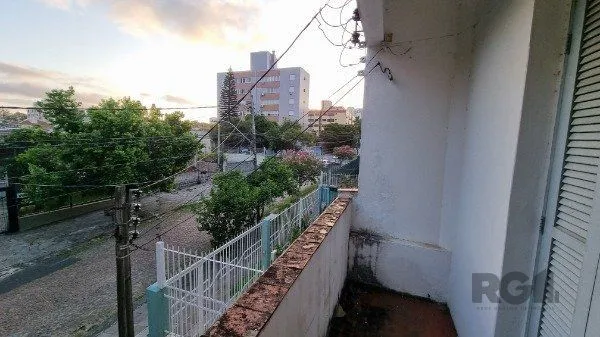 Imagem Casa /Sobrado com apartamento e loja, estacionamento, a venda no Bairro Jardim Itu. Lojão embaixo com dois banheiros e divisórias,
