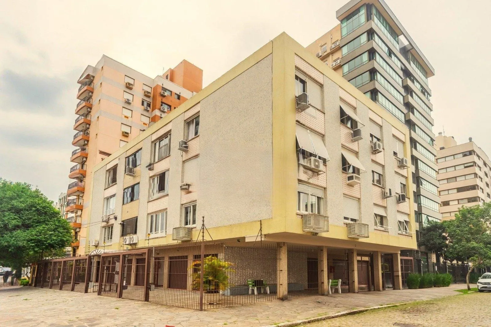 Apartamento de 3 quartos 1 vaga de garagem no bairro Menino Deus em Porto Alegre