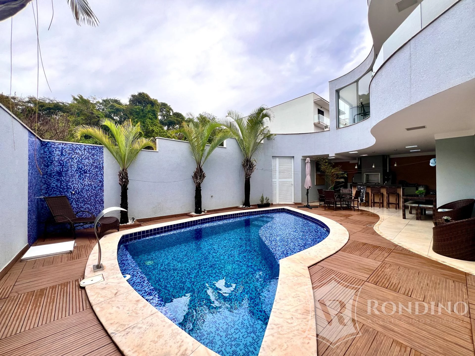 Foto do imóvel Sobrado de Esquina com 3 suítes e piscina no Villa dos Inglezes em Av. Lauro Miguel Sacker