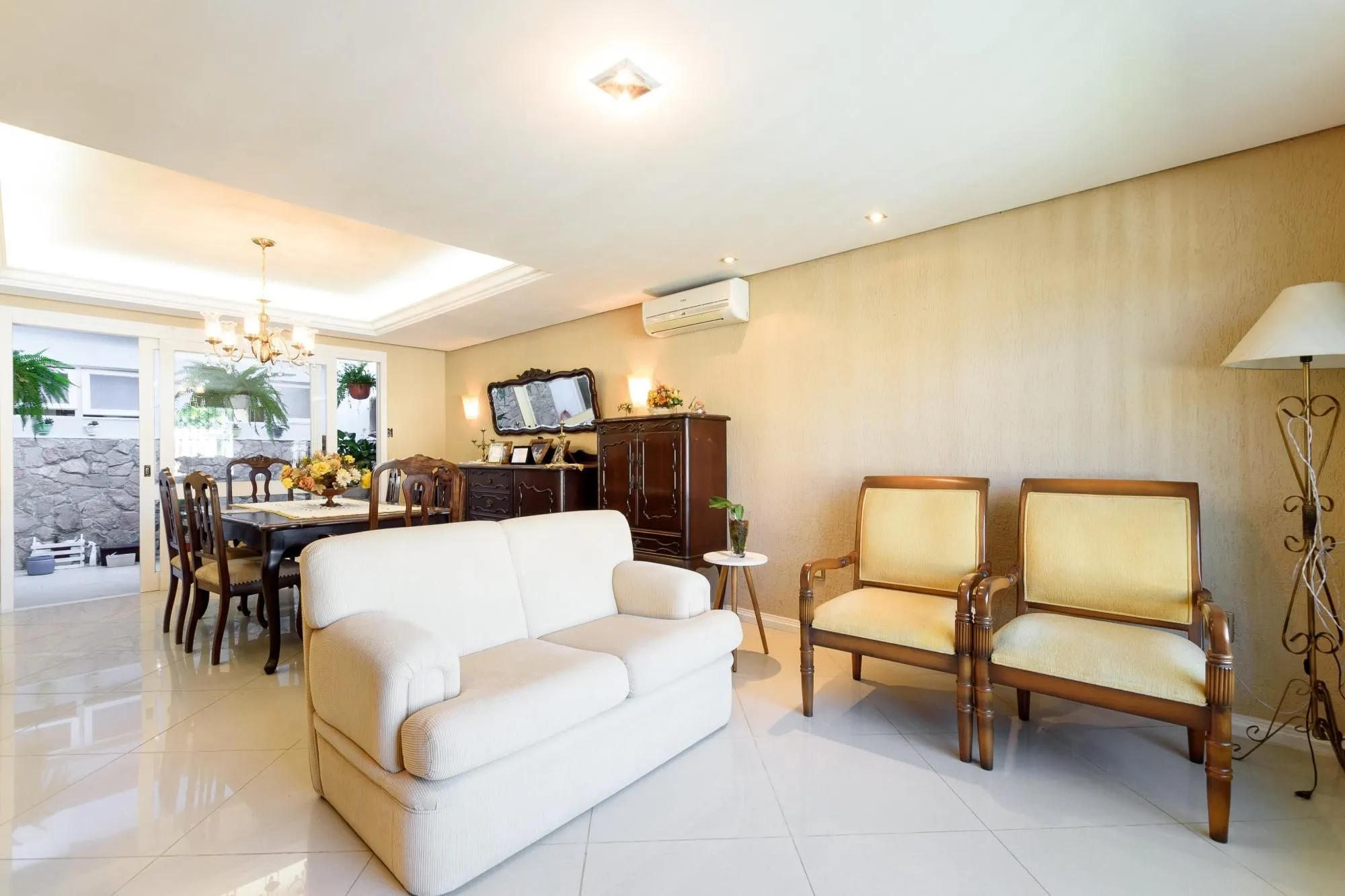 Imagem Venha morar em 350 m² com um clube em sua casa!