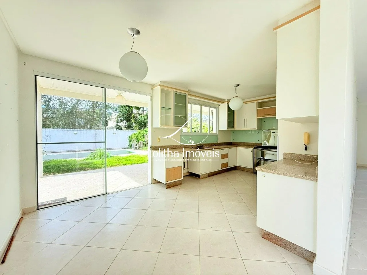 Imagem CASA COM 3 SUÍTES À VENDA EM JURERÊ - FLORIANÓPOLIS/SC
