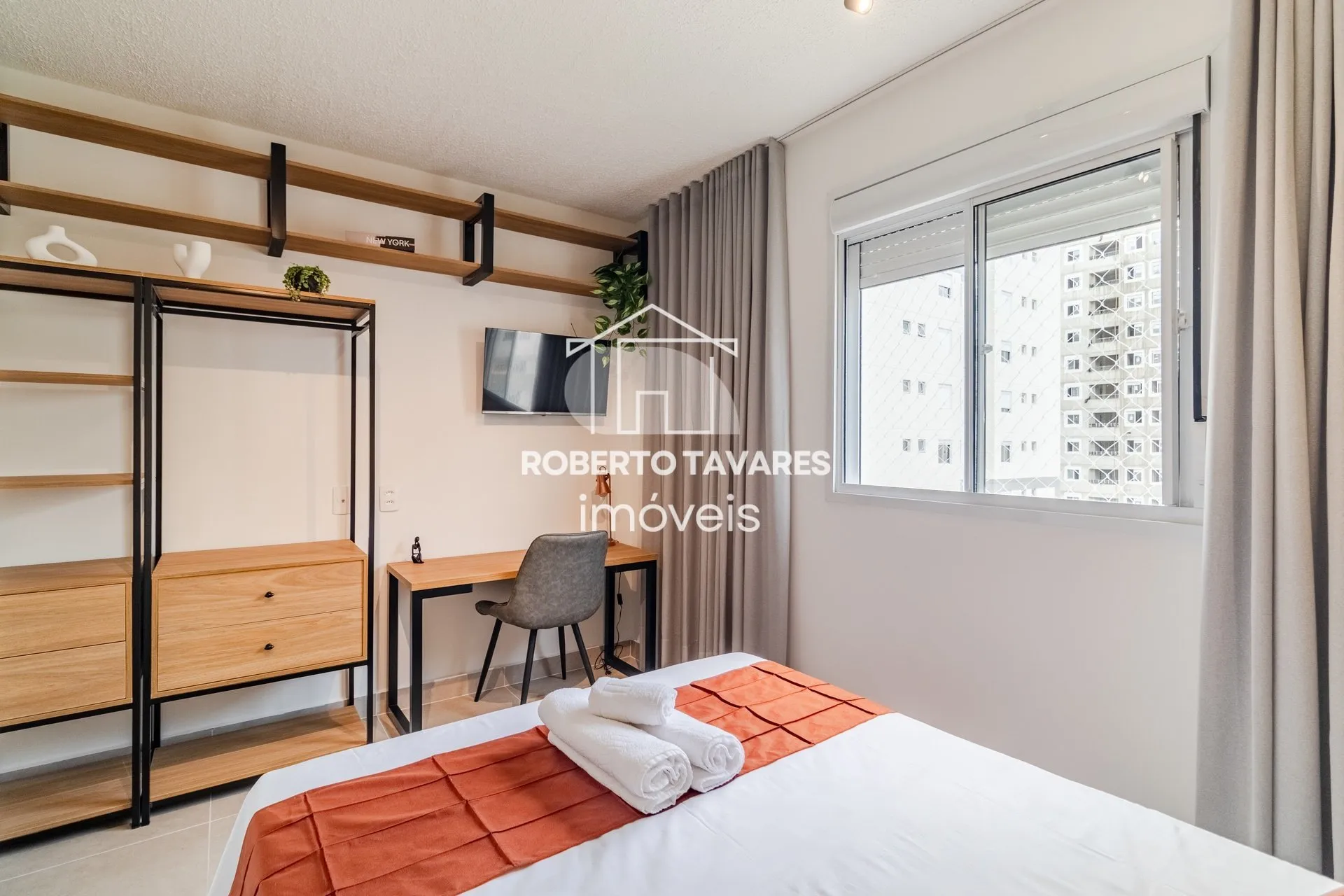 Imagem Apartamento totalmente mobiliado. VENDA DE PORTEIRA FECHADA - O imóvel conta com 2 quartos, sendo 1 suíte, além de uma vaga de garagem.