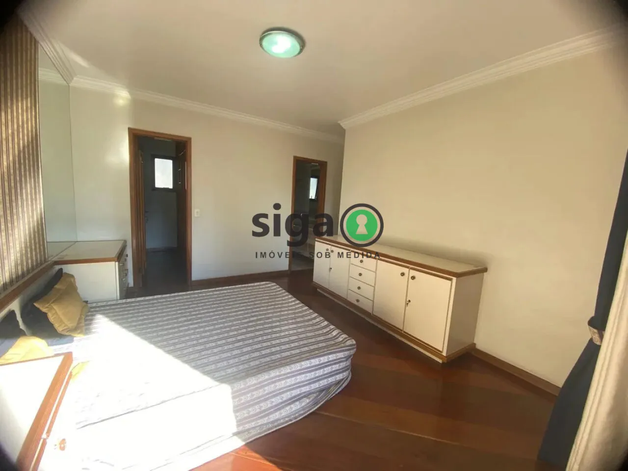 Imagem Apartamento á Venda - 235m², 4 Suítes e 4 Vagas em Moema.