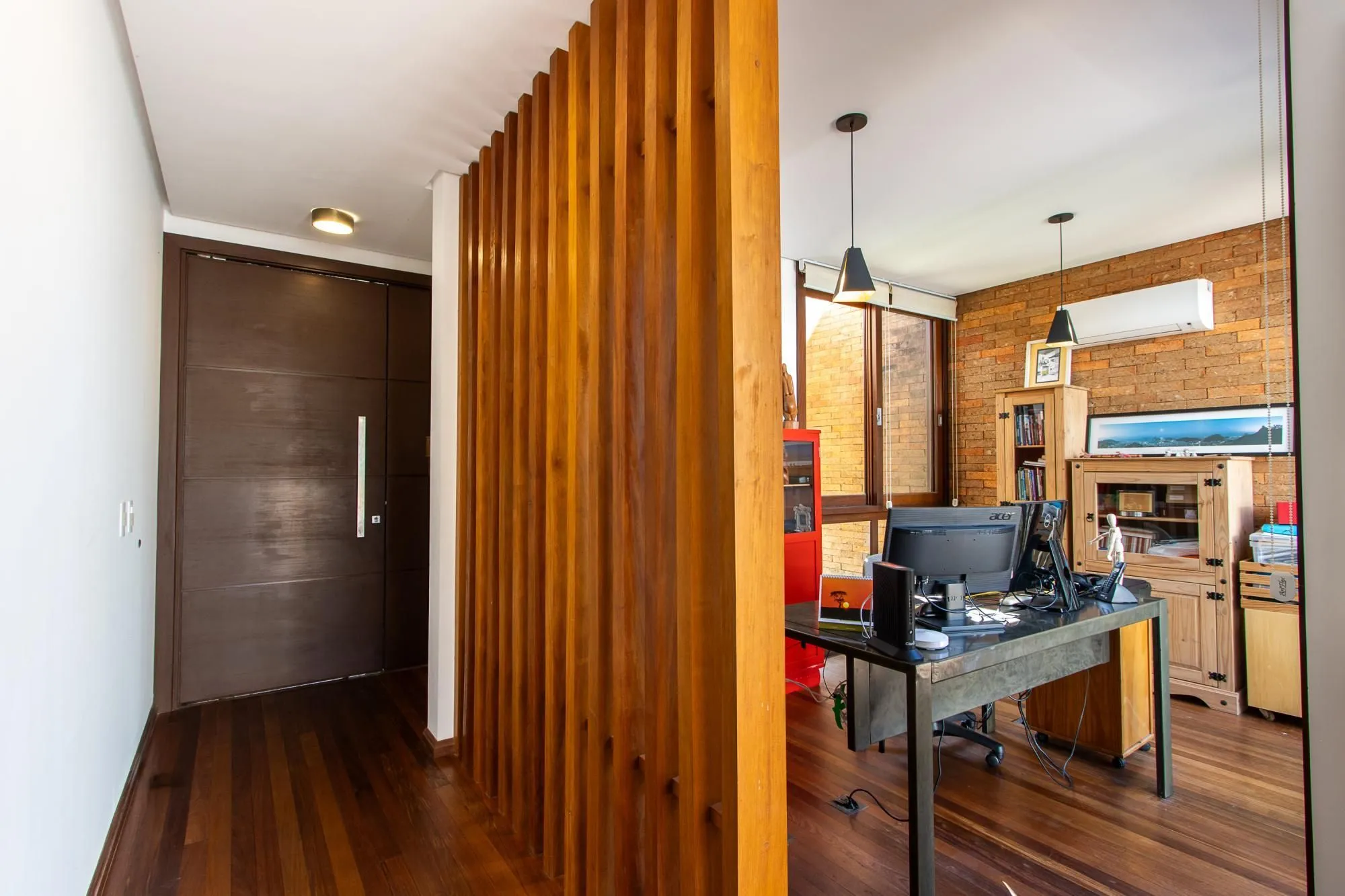 Imagem Casa no Condominio Terra Ville. 3 suites, com fundo para o lago.