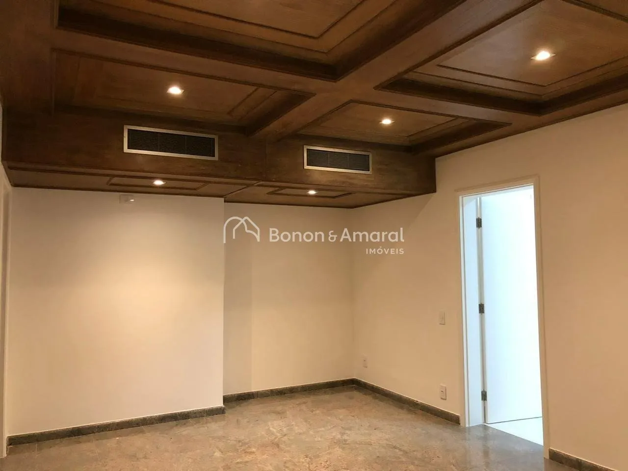 Imagem Apartamento à venda com 04 suítes, salas integradas, 03 vagas, 568 m² no Cambuí.