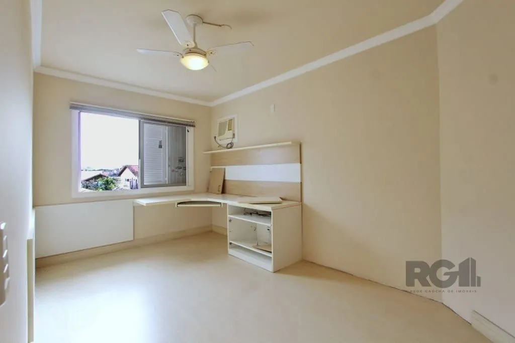 Imagem Excelente casa de 324m² com 4 dormitórios e 2 vagas.