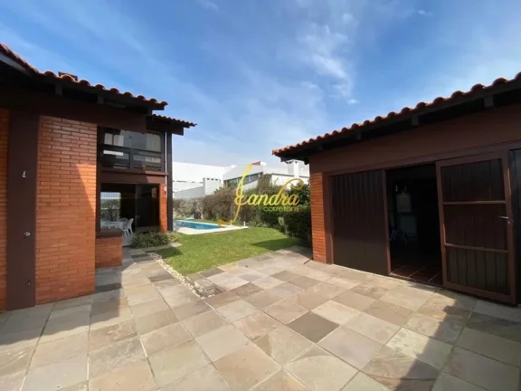 Imagem Sobrado no Centro de Xangri-la com 05 dormitórios com piscina