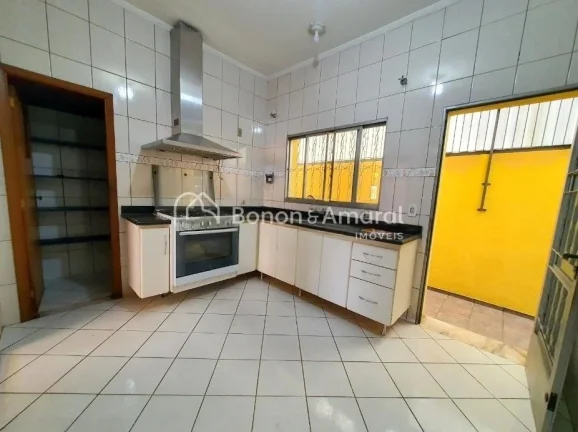 Imagem Ampla casa térrea para locação, com 3 dormitórios sendo 1 suíte, armários embutidos e ventilad...