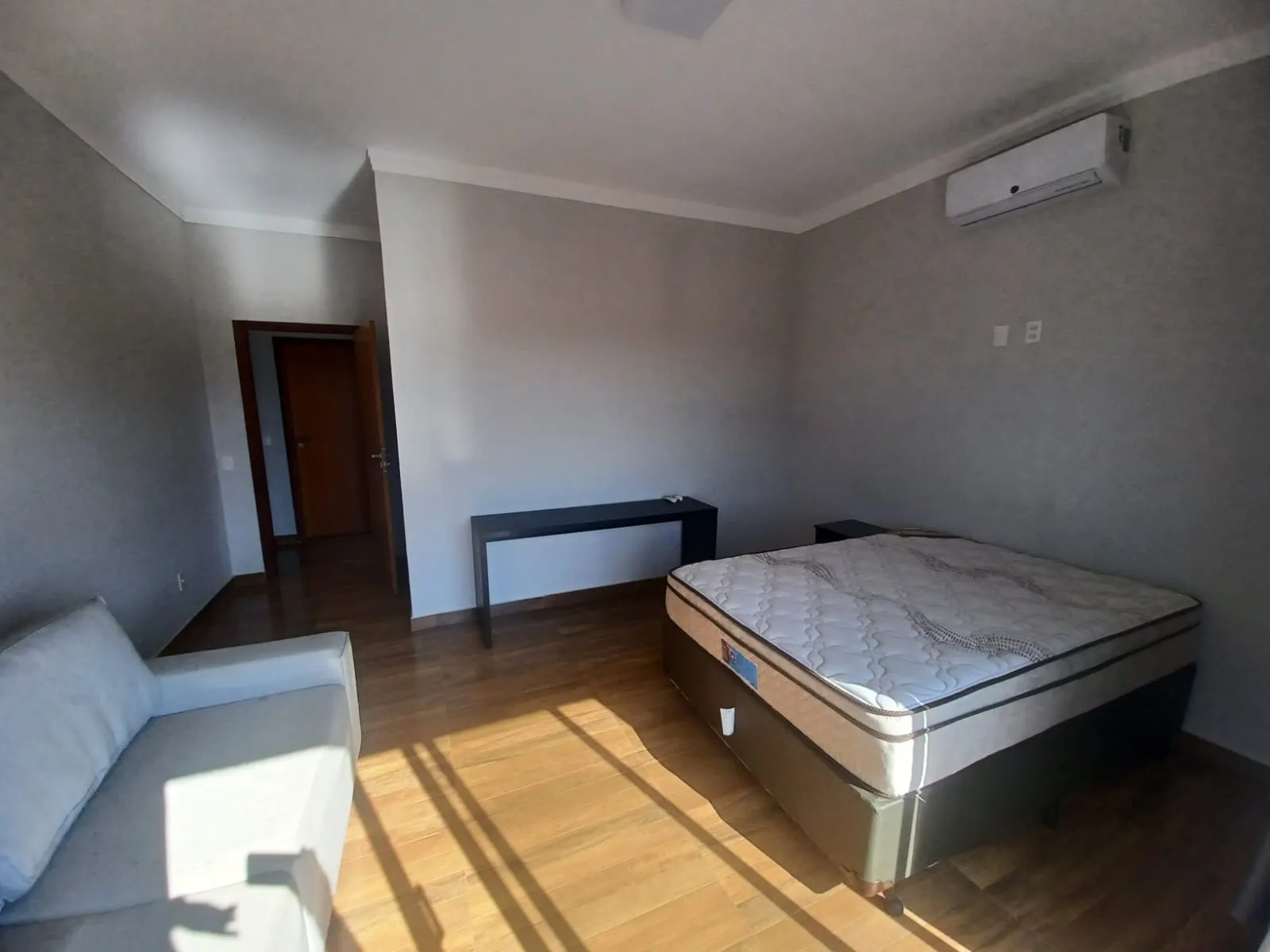 Imagem Casa de 350,00m² Construído Localizada no Condomínio Residencial Village Ipanema I!