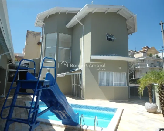 Imagem Encante-se com esta linda casa de acabamento impecável, localizada em um dos melhores condomínios ...