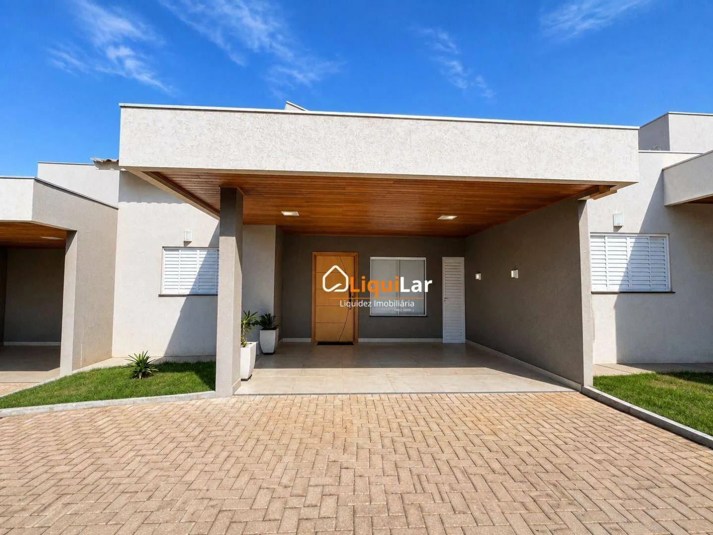 Imagem Casa à Venda no Residencial Carlota I com 3 Quartos, Suíte, Área Gourmet e Condomínio Exclusivo