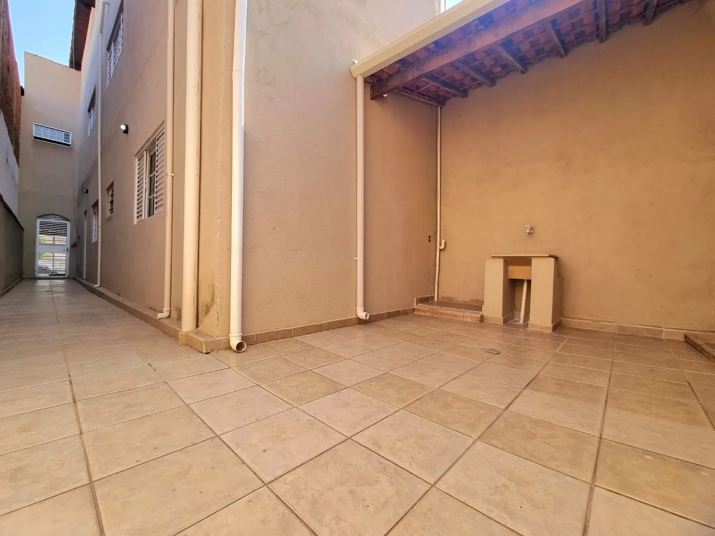 Imagem Sobrado Imponente com 3 Pavimentos, Suíte Master, Terraço Panorâmico e Garagem para 2 Carros em Excelente Localização