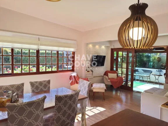 Imagem Casa linear reformada de 3 quartos (sendo 2 suítes) e área gourmet para venda em Teresópolis.