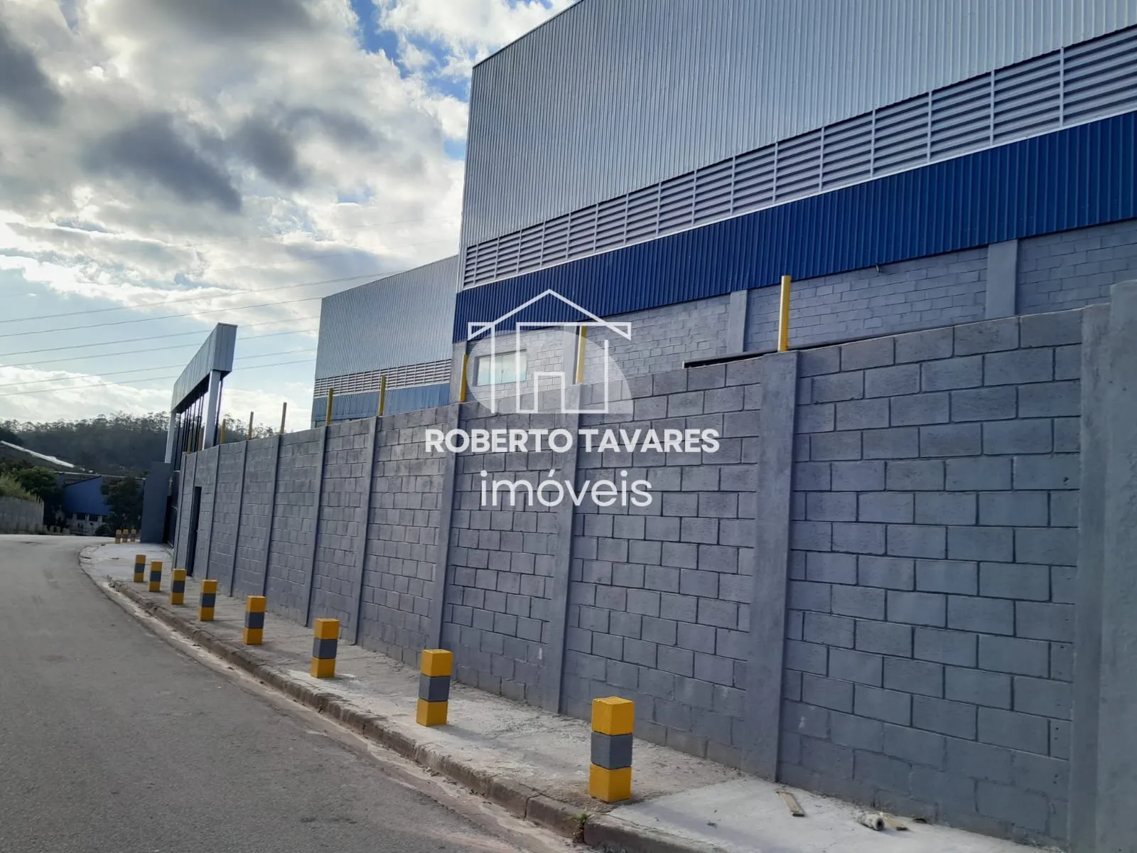 Imagem Galpão para Locação - 4 Docas - 1 Rampa - 15 Vagas de garagens - Junto a Rod. Régis Bittencourt (BR116).