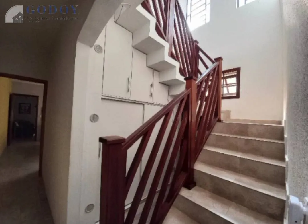 Imagem Casa Espaçosa com 3 Dormitórios em Localização Privilegiada - Jardim Rosely