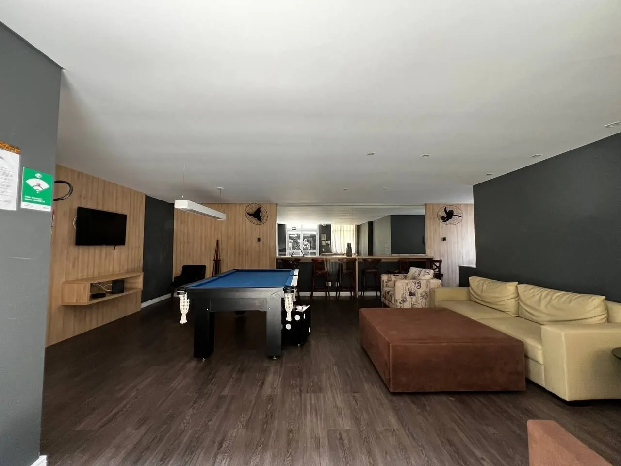 Imagem Apartamento de 3 dormitórios transformado em 2, 1 suíte e living com churrasqueira.