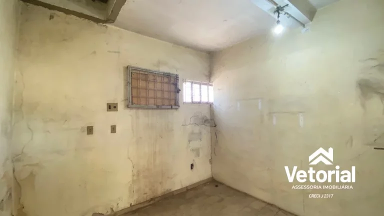 Imagem Ponto Comercial no Centro de Barreiras, formato retangular, frente ampla, 04 vagas de garagem frontal, 02 banheiros, depósito.