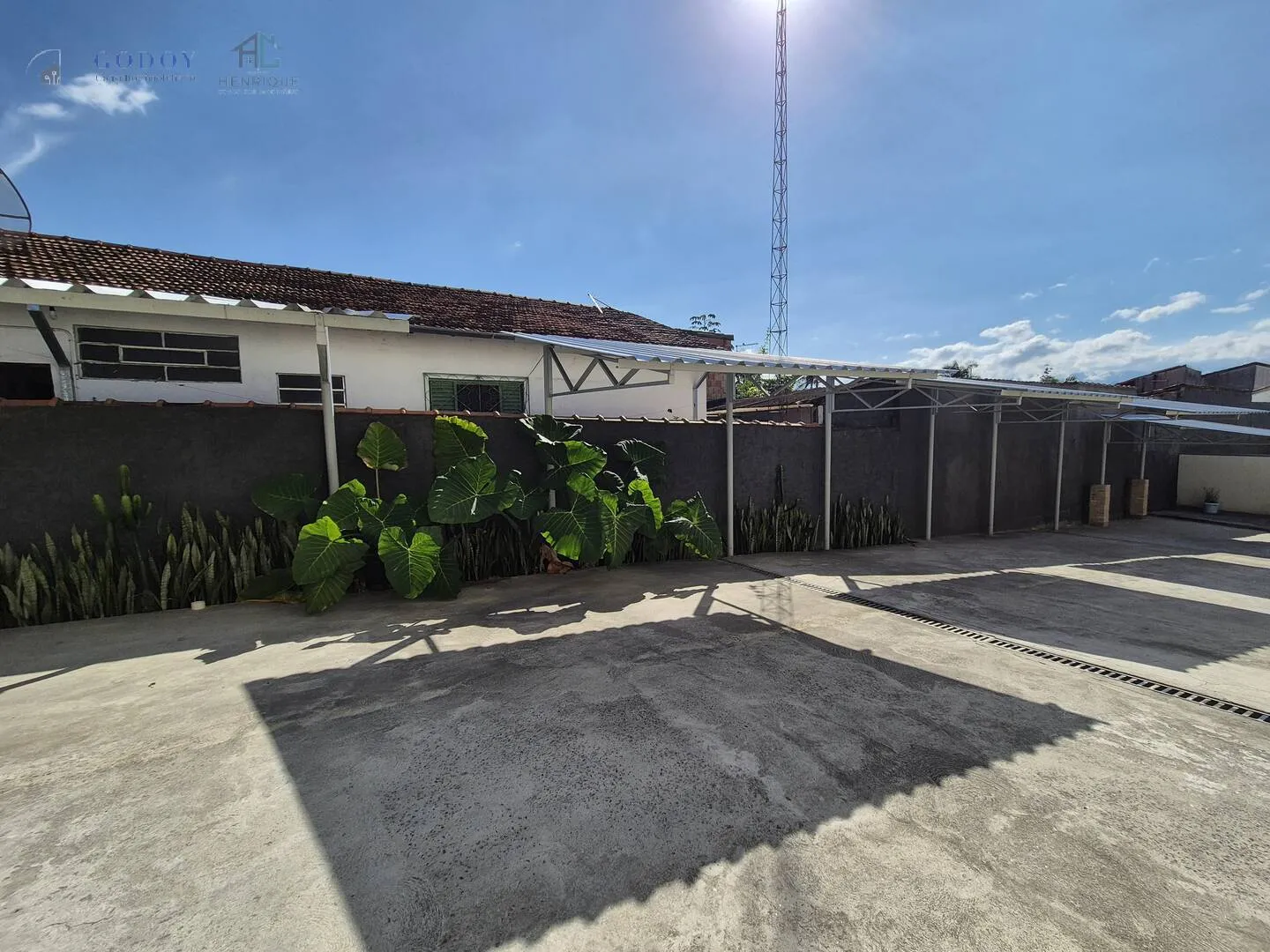 Imagem Casa em Condomínio Fechado com Suíte, Quintal e Garagem Coberta