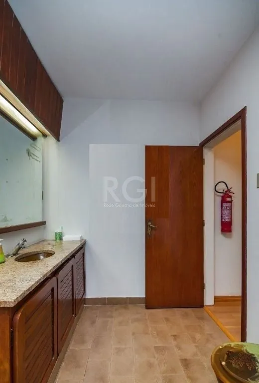 Imagem Casa Com 3 dormitórios Para Comprar , 300 m² - Rio Branco - Porto Alegre/RS
