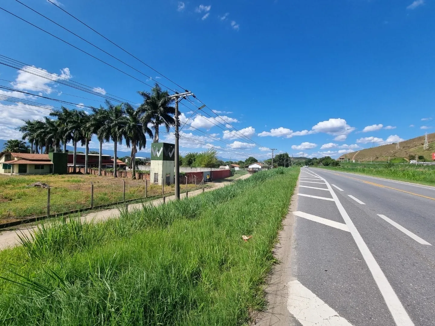 Imagem Galpão com Localização Estratégica para Locação: 6.200m² de Terreno em Frente à Rodovia Washington Luiz e Próximo à Dutra