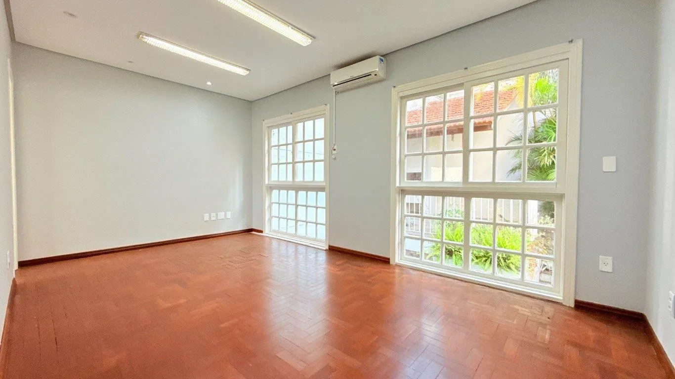 Imagem CASA 230m² 5 QUARTOS/SALAS, 3 VAGAS DE GARAGEM - USO RESIDENCIAL OU COMERCIAL