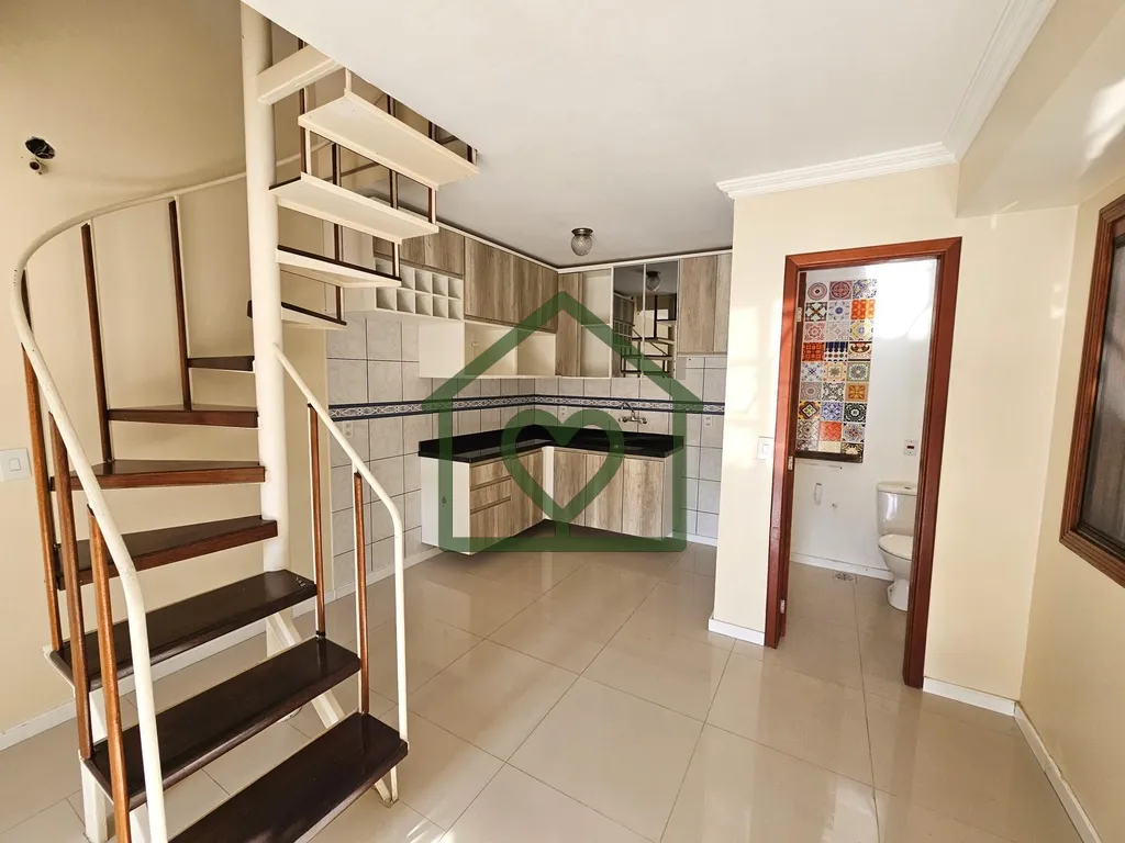 Imagem Casa em condomínio reformada e semimobiliada, com vaga para até 04 carros.

Térreo com living de ...