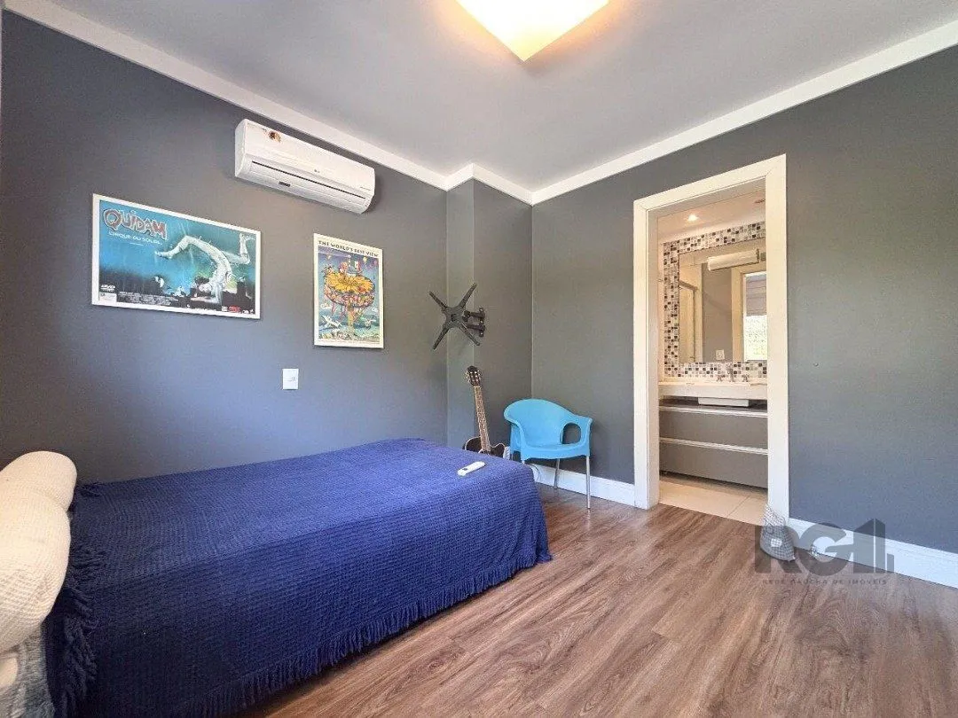 Imagem Casa em condomínio com pátio, piscina, 3 suítes e 2 vagas