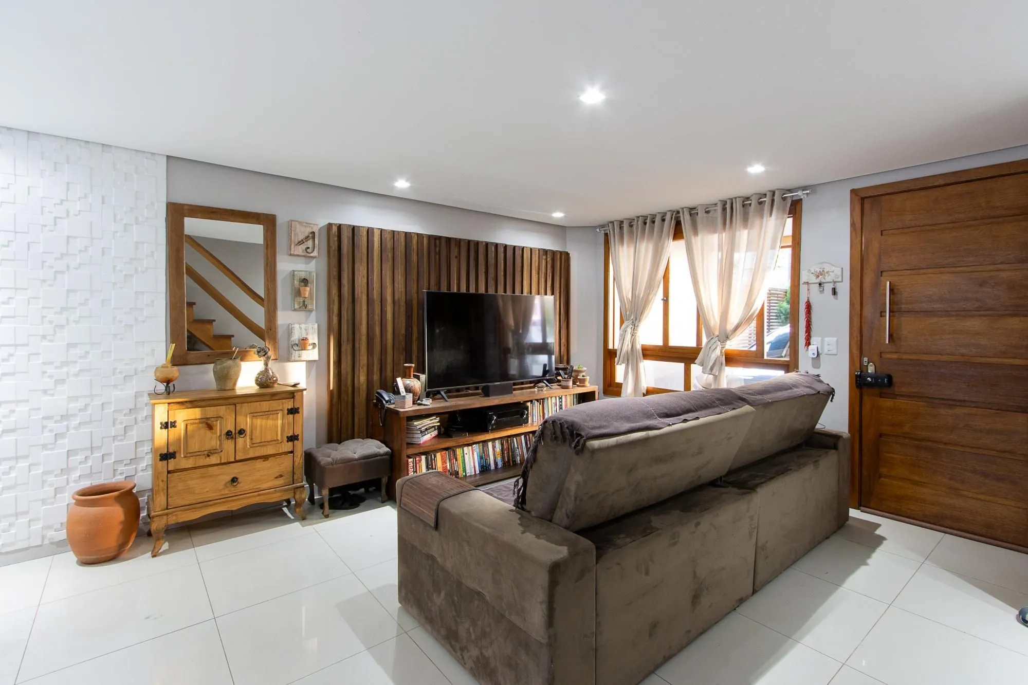 Imagem Casa de condomínio, 3 quartos, 1 suíte, piscina e 2 vagas de garagem;