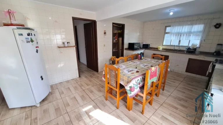 Imagem Casa com edícula, 05 quartos sendo 02 suítes, no São Lourenço em Curitiba PR