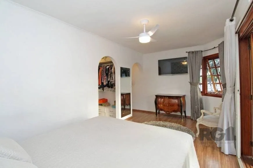 Imagem Casa 245m² - 3 dormitórios, 4 vagas no bairro Cavalhada