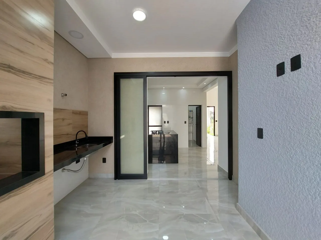 Imagem Impecável casa à venda em Sorocaba-SP, Wanel Ville: 3 quartos, 3 suítes, 145 m² de área, 4 banheiros e 2 vagas. Confira já!