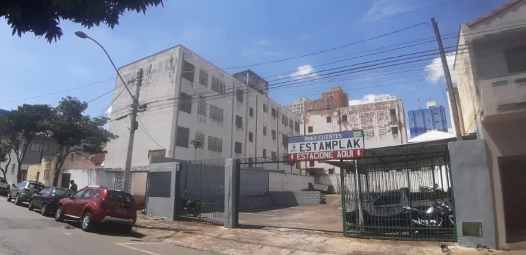 Imagem Área 1.370 m² no centro de Piracicaba/SP2 - Blocos de prédios residenciais com 20 apartamentos di...