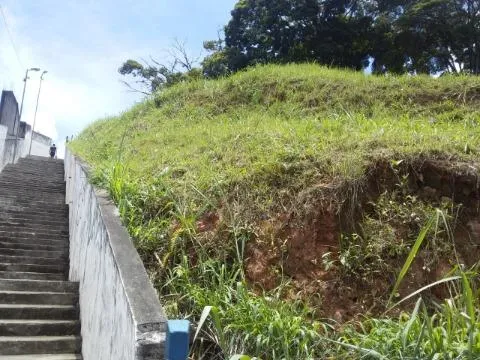 Imagem VENDA DE TERRENO COMERCIAL NO CENTRO DE ARUJÁ/SP, ÓTIMA OPORTUNIDADE COM ÁREA TOTAL DE 877m², perto de bancos, restaurantes e mercados! CONSULTE-NOS.