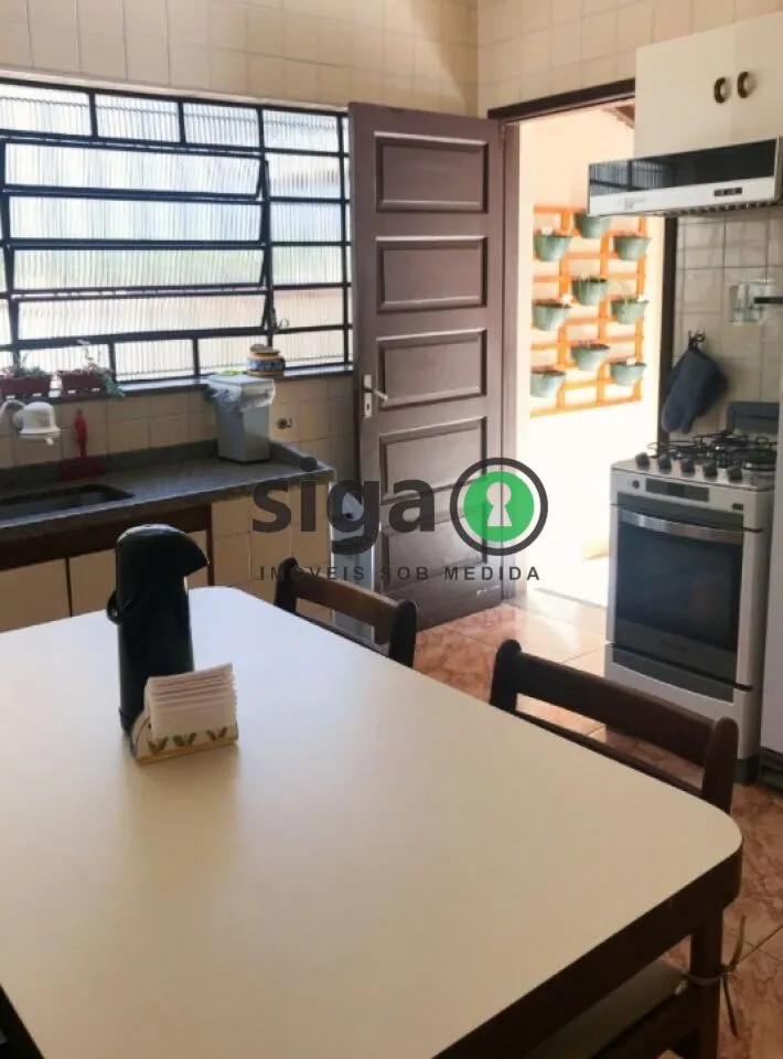 Imagem Sobrado Espaçoso com 4 Dormitórios e 6 Vagas em Região Nobre