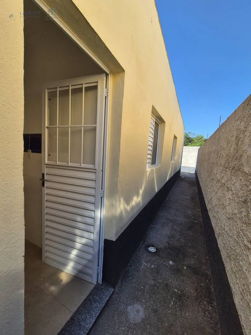 Imagem Casa em Condomínio Fechado com Suíte, Quintal e Garagem Coberta