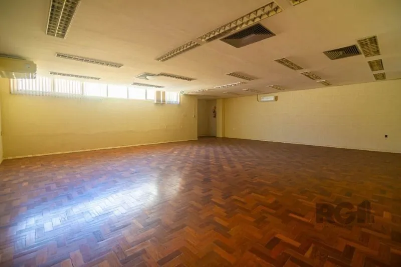 Imagem MÁFFER IMÓVEIS ALUGA - AMPLA SALA COMERCIAL | 958 m² PRIVATIVOS | BAIRRO FLORESTA MÁFFER IMÓVEIS apresenta excelente conjunto comercial com 958 m² de área privativa, ideal para empresas que buscam espaço amplo, funcional e em localização estratégica.