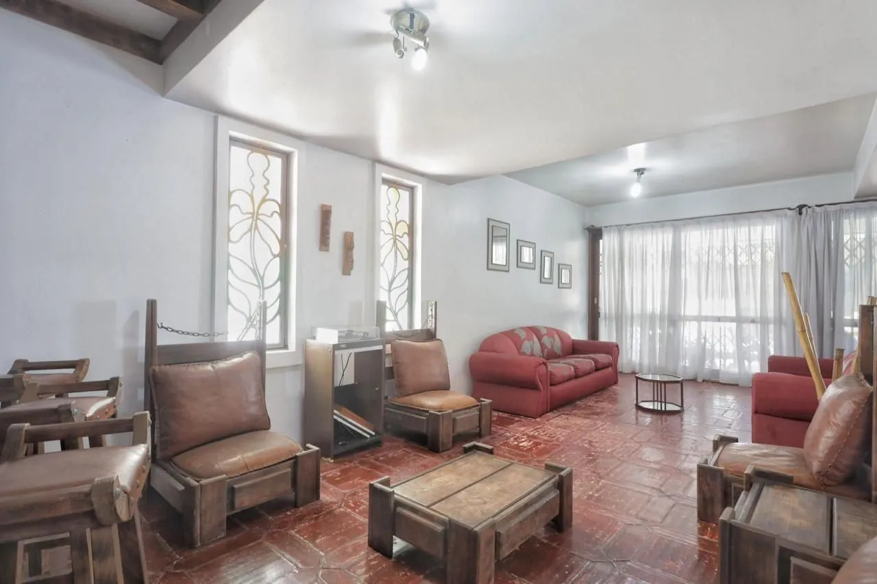 Imagem Casa com 300m², localizada na zona sul de Porto Alegre, com lareira, piscina e 3 vagas de garagem cobertas.